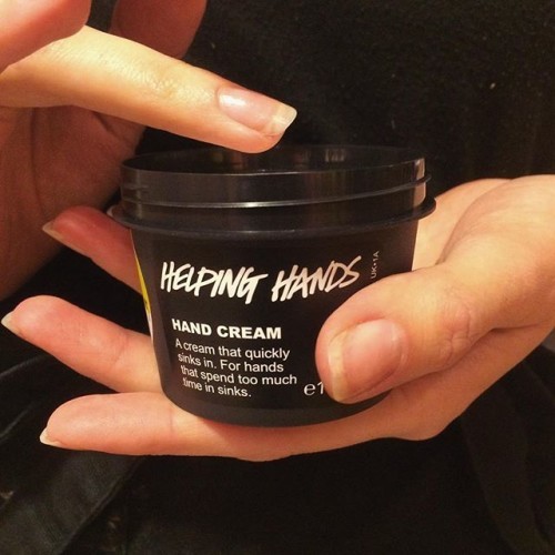 If you need a helping hand, then look no further. Our Helping Hands hand cream is packed full of antiseptic honey, hydrating almond oil, soothing chamomile and moisturising Shea butter and cocoa butter. Not only that but it sinks in to the skin quickly. So if you're on the go, this hand cream could be the one for you. #lushcosmetics #lushltd #lushlife #lushhandcream #handcream #helpinghands #crueltyfree #vegan #vegeterian