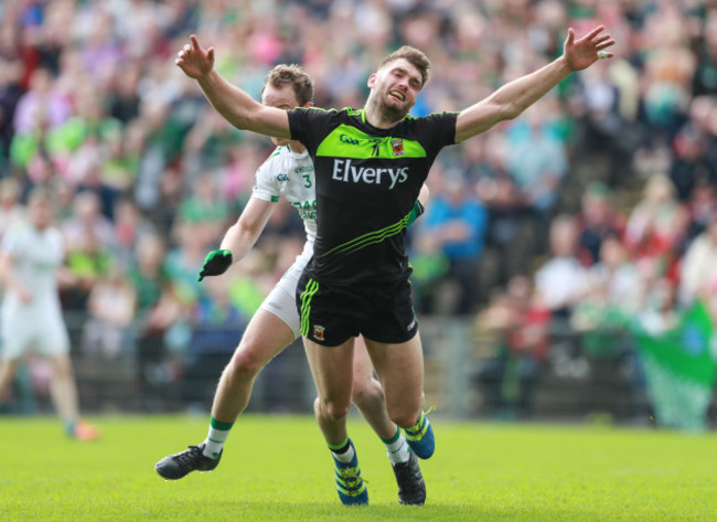 Aidan O&rsquo;Shea falls after being tackled by Che Cullen which resulted in a penalty