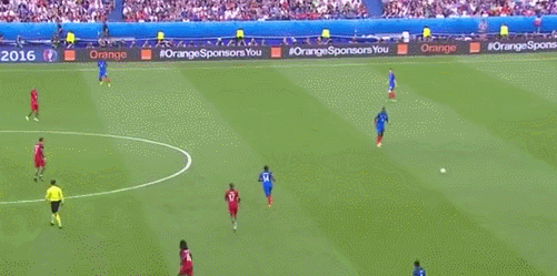 Posisi Pogba saat membela timnas Prancis pada laga final Piala Eropa 2016 melawan Portugal. 