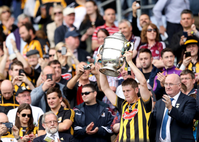 Lester Ryan lifts the Bob O'Keefe trophy