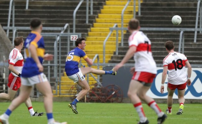 Conor Sweeney kicks the winning point