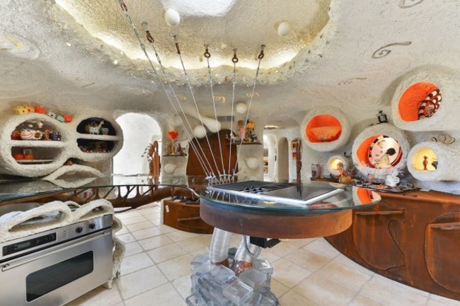 despite-appearances-the-home-does-contain-typical-appliances