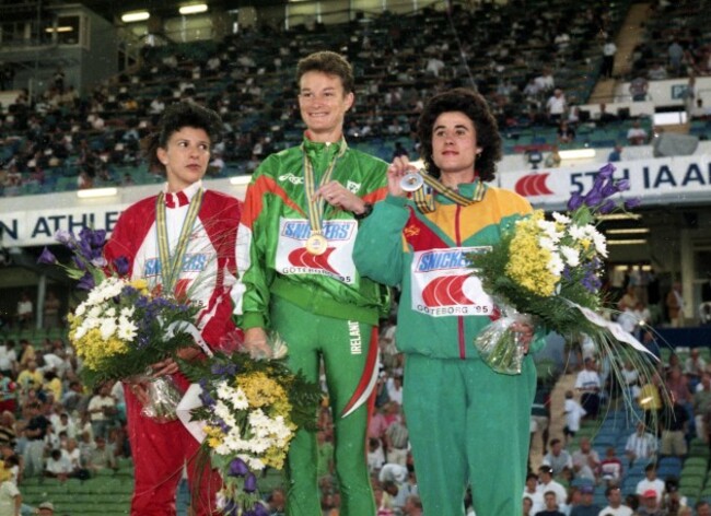 Sonia O'Sullivan with her gold medal 1995