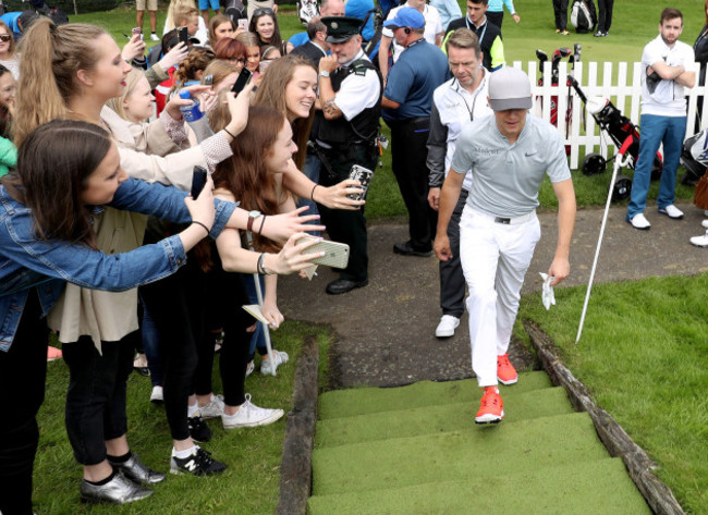 Fans get pictures of Niall Horan arriving on the first tee