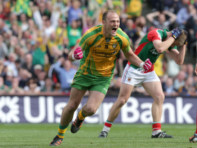 Colm McFadden celebrates scoring a goal