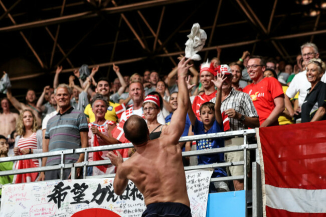 Scott Evans thanks the fans after losing