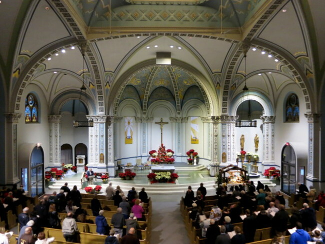 Saint_Nicholas_Catholic_Church_(Zanesville,_Ohio)_-_nave,_view_from_the_loft_at_the_beginning_of_Mass