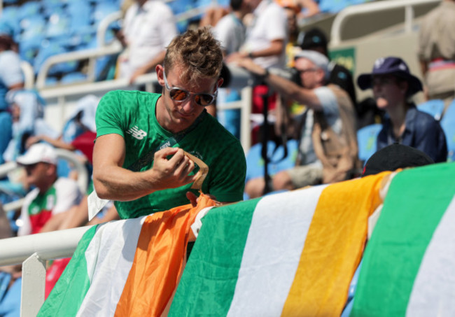 Gary O'Donovan sets out an Irish flag to support Tomas Barr