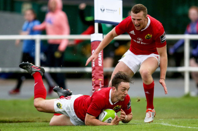 Darren Sweetnam scores a try