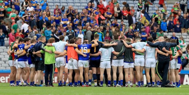 Liam Kearns talks to his players at the end of the game