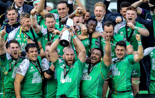 John Muldoon lift the Guinness Pro12 Trophy