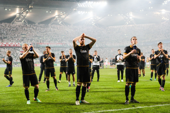 Dundalk players thank fans after the game