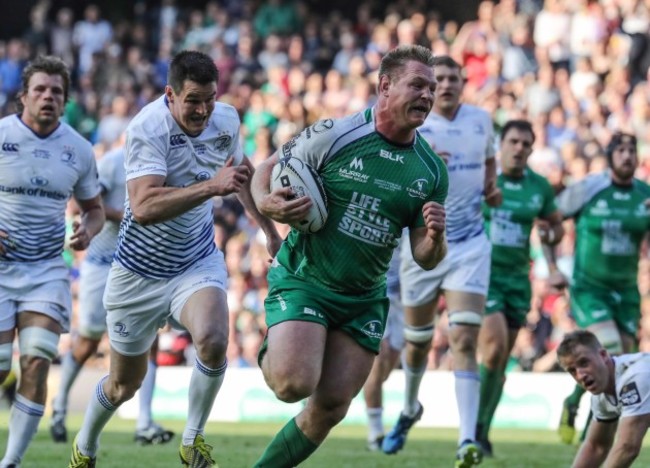 Connacht&rsquo;s Tom McCartney chased by Leinster&rsquo;s Jonathan Sexton