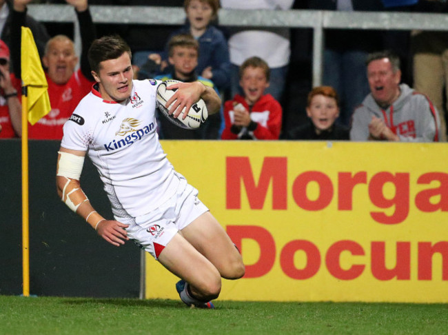 Jacob Stockdale scores a try