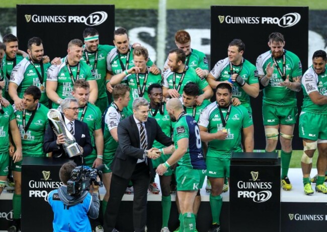 Connacht&rsquo;s captain John Muldoon gets the trophy from Guinness Pro12 Chairman Gerald Davies and Martin Anayi