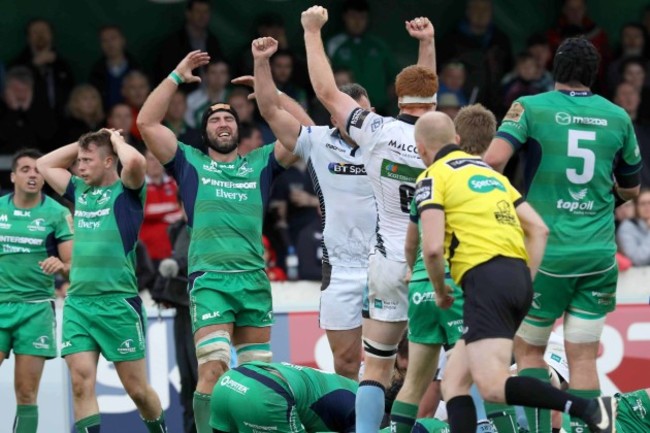 Eoin McKeon disappears as Tim Swinson scores the bonus point try