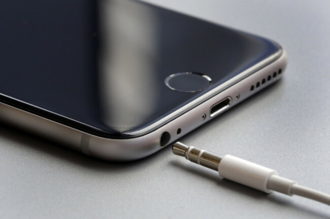 Apple-Goodbye Headphone Jack