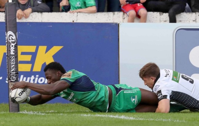 Niyi Adeolokun scores a try