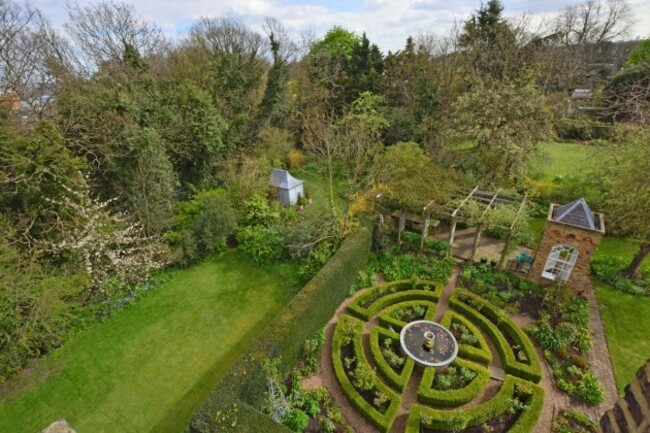 while-most-properties-in-central-london-struggle-for-green-space-vanbrugh-is-set-within-25-acres-of-formal-lawns-and-woodland-it-also-has-its-own-knot-garden