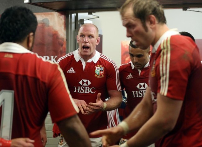 Paul O'Connell talks to the players at half time