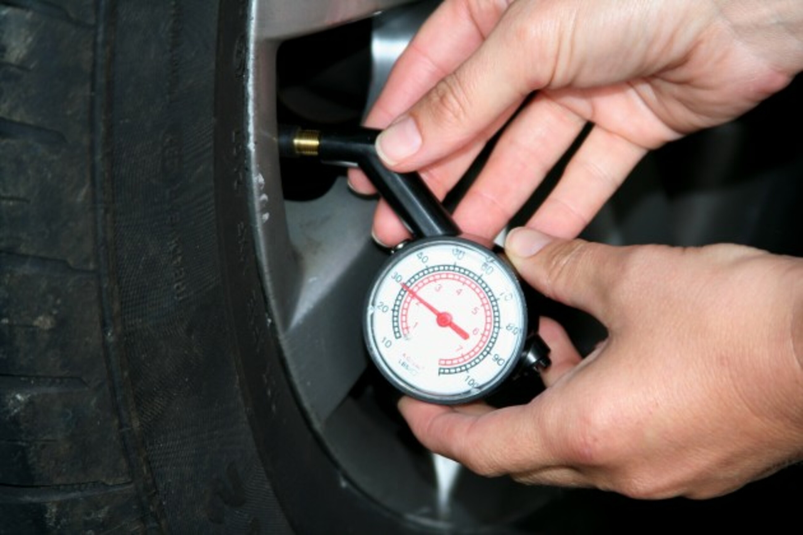 Манометр автомобильный tire pressure gauge. Измерение давления колес. Уровень давления в колесах. Давление в шинах. Уровень давления в колесах.