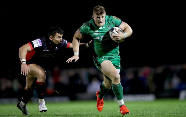 Peter Robb beats the tackle of Damien Hoyland on his way to scoring a try