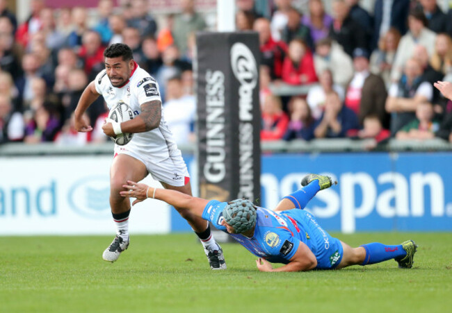 Jonathan Davies misses his tackle on Charles Piutau