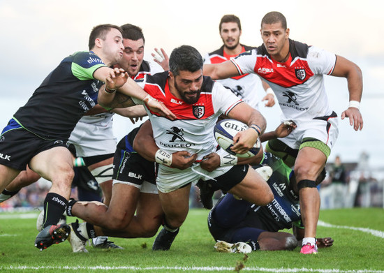 Toulouse’s Yann David scores a try