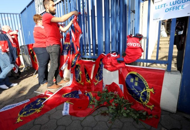 Munster fans gather to pay tribute to Anthony Foley the Munster assistant coach who passed away during the night