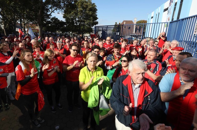 Munster fans gather to pay tribute to Anthony Foley the Munster assistant coach who passed away during the night