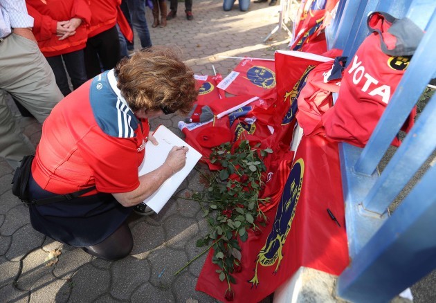 Munster fans gather to pay tribute to Anthony Foley the Munster assistant coach who passed away during the night