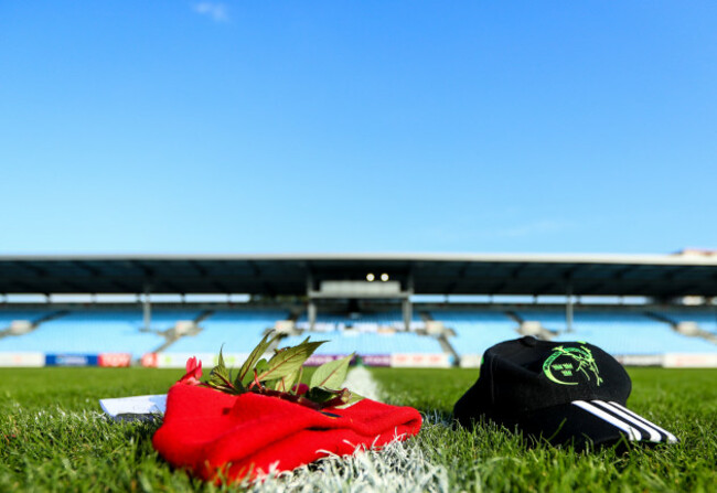 Munster fans gather to pay tribute to Anthony Foley the Munster assistant coach who passed away during the night