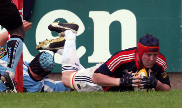 Anthony Foley scores a try