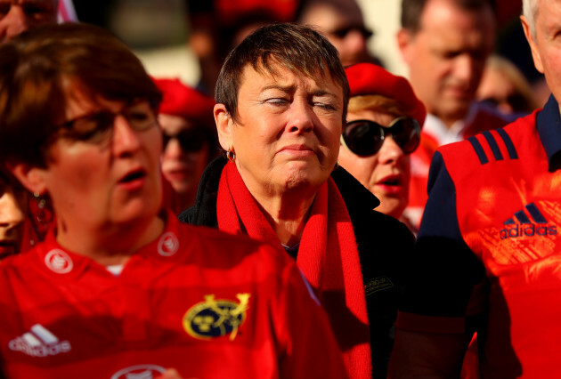 Munster fans gather to pay tribute to Anthony Foley the Munster assistant coach who passed away during the night