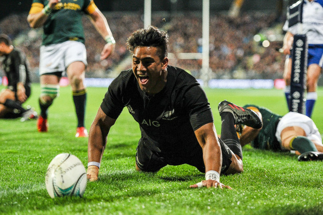 Julian Savea celebrates his try