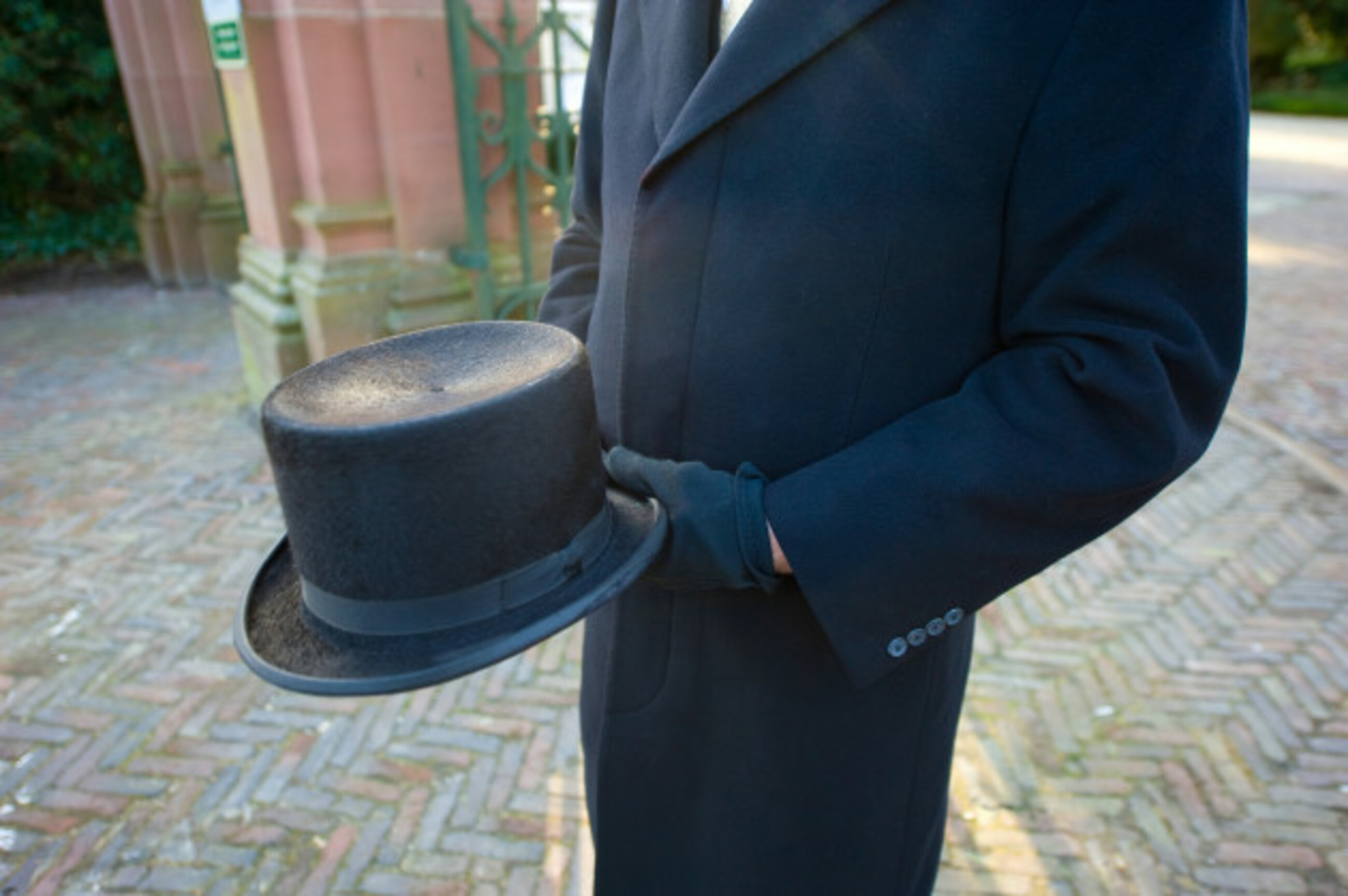 Одевает шляпу. Поправляет шляпу. Royal ascot шляпки. Почему снимали шляпы. Мужчина в шляпе с наклоненной головой.