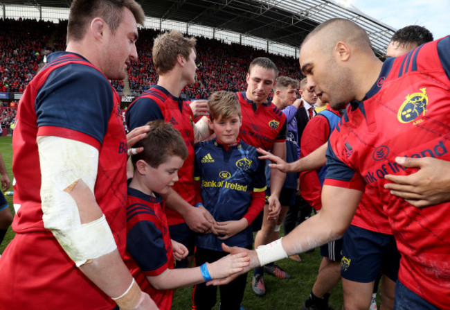 Simon Zebo shakes the hand of Dan Foley, son of the late Anthony Foley