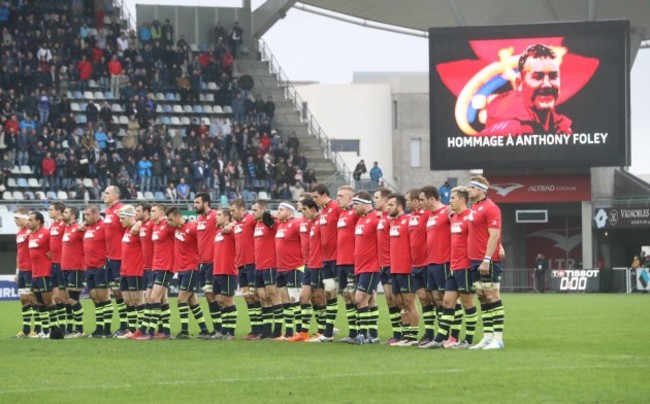 Leinster team line up in tribute to Anthony Foley