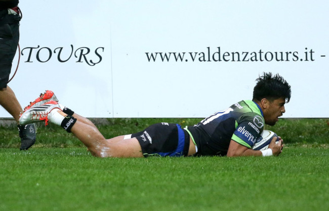 Stacey Ili scores a try