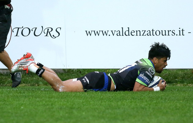 Stacey Ili scores a try