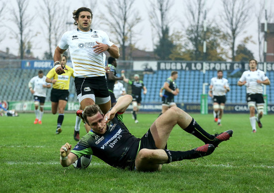 Jack Carty scores a try