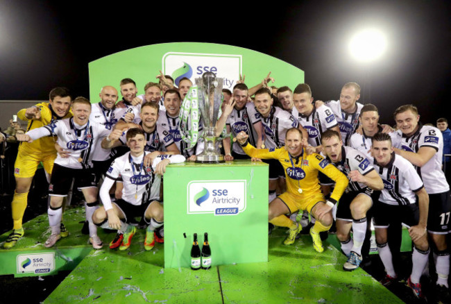 Dundalk players celebrate with The SSE Airtricity league trophy