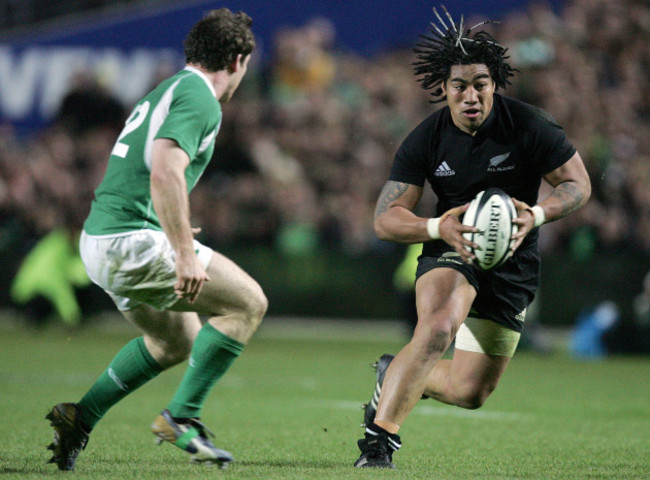 Ma'a Nonu runs at Gordon D'Arcy