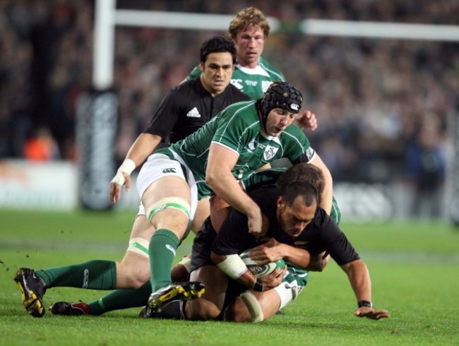 Stephen Ferris tackles John Afoa