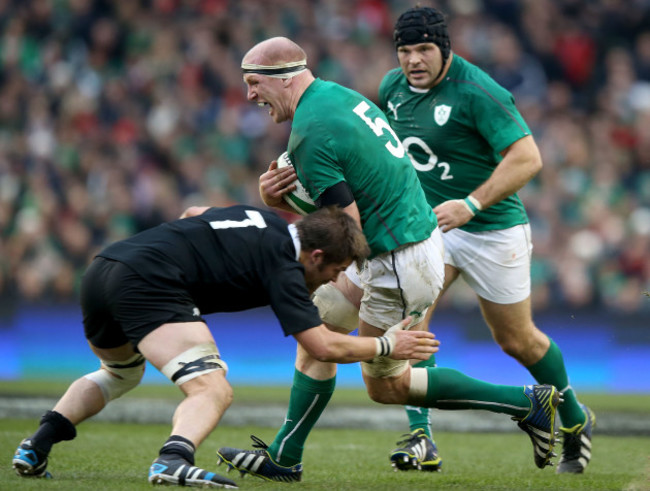 Paul O'Connell tackled by Richie McCaw