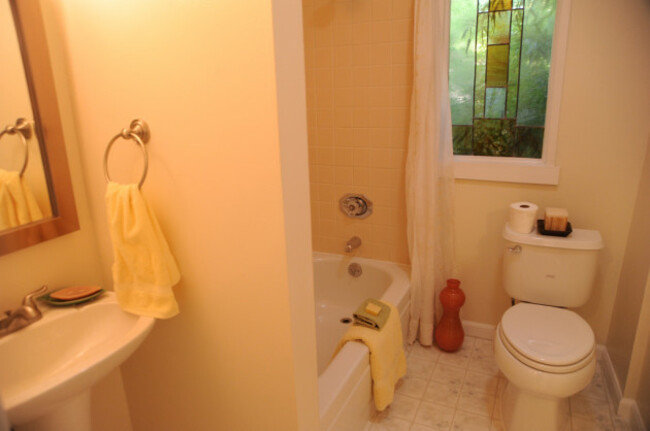 Bathroom mirror, basin, towel ring, tub, toilet, lighting, staged house, U District, Seattle, Washington, USA