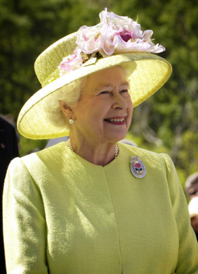 Elizabeth_II_greets_NASA_GSFC_employees,_May_8,_2007_edit