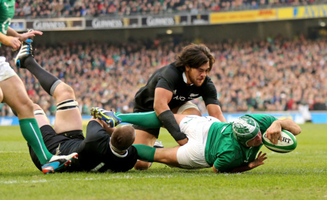 Rory Best scores his sides second try