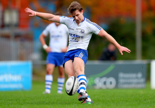 Tomas Quinlan kicks a penalty