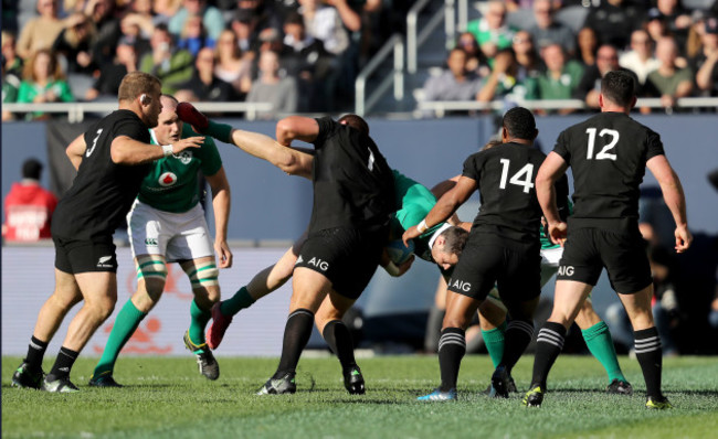 Rob Kearney tackled by Joe Moody